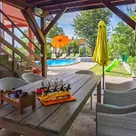 Tatil Evi Hundefreundliches Mit Spielplatz, Privatpool, Kicker, Holzkohlegrill