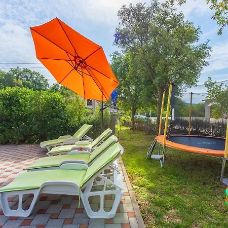 펜션 Hundefreundliches Mit Spielplatz, Privatpool, Kicker, Holzkohlegrill