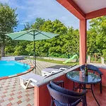 Hundefreundliches Mit Spielplatz, Privatpool, Kicker, Holzkohlegrill Ferienhaus