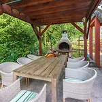 Ferienhaus Hundefreundliches Mit Spielplatz, Privatpool, Kicker, Holzkohlegrill