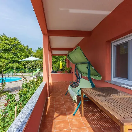 Nyaraló Hundefreundliches Mit Spielplatz, Privatpool, Kicker, Holzkohlegrill *