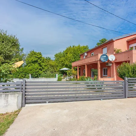 Hundefreundliches Mit Spielplatz, Privatpool, Kicker, Holzkohlegrill Nyaraló Grižane