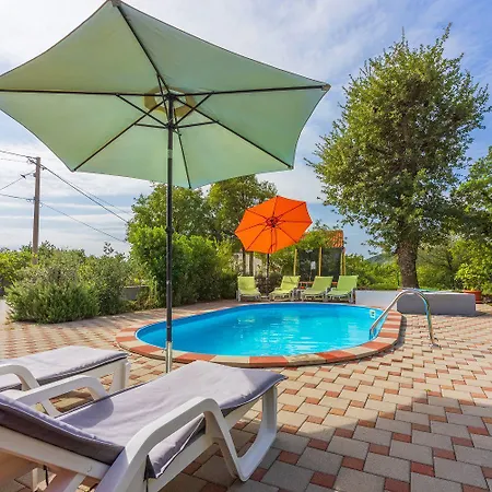 Nyaraló Hundefreundliches Mit Spielplatz, Privatpool, Kicker, Holzkohlegrill *